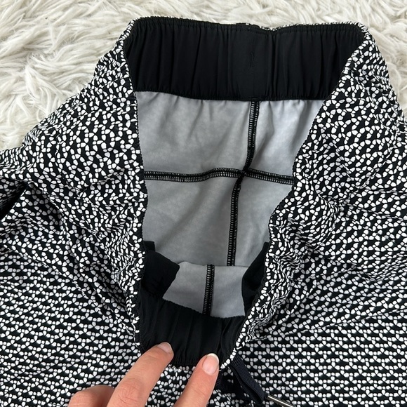 Lululemon On The Fly Short *2.5" Monochromic Black - Picture 3 of 6
